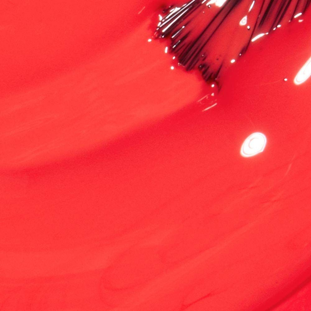 Roter Nagellack mit Pinsel. Glänzende Textur. Nahaufnahme.