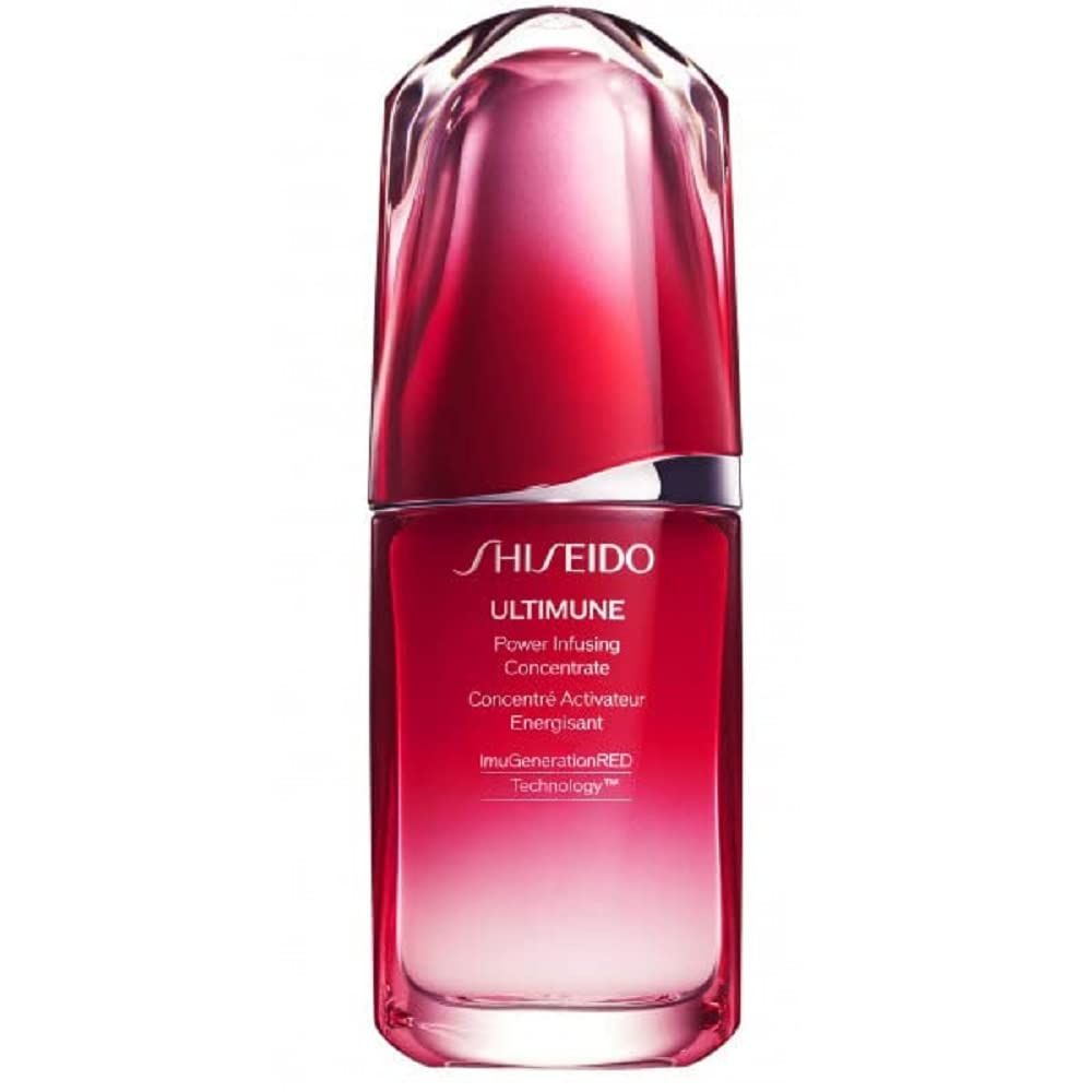Rote, längliche Flasche mit silbernem Deckel. Aufschrift: SHISEIDO ULTIMUNE Power Infusing Concentrate. Farbverlauf von Rot nach Transparent.
