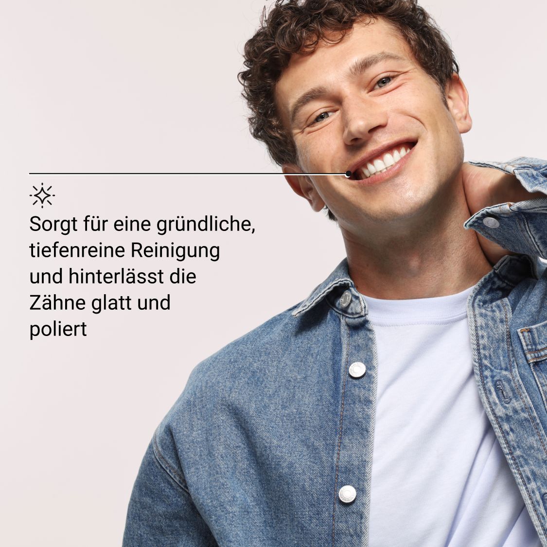 Mann mit weißem Lächeln. Text: "Sorgt für eine gründliche, tiefenreine Reinigung und hinterlässt die Zähne glatt und poliert".