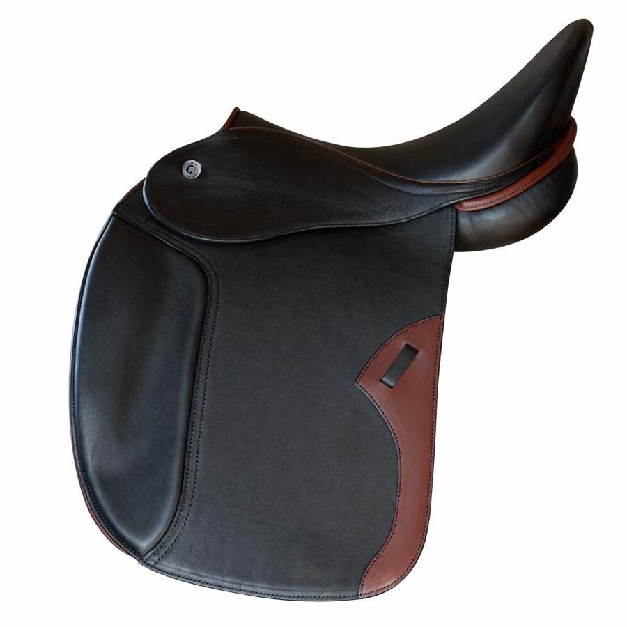 Schwarzer Dressursattel mit braunen Akzenten. Leder. Seitenansicht. Sattelblatt, Sitzfläche und Sattelbaum sichtbar.