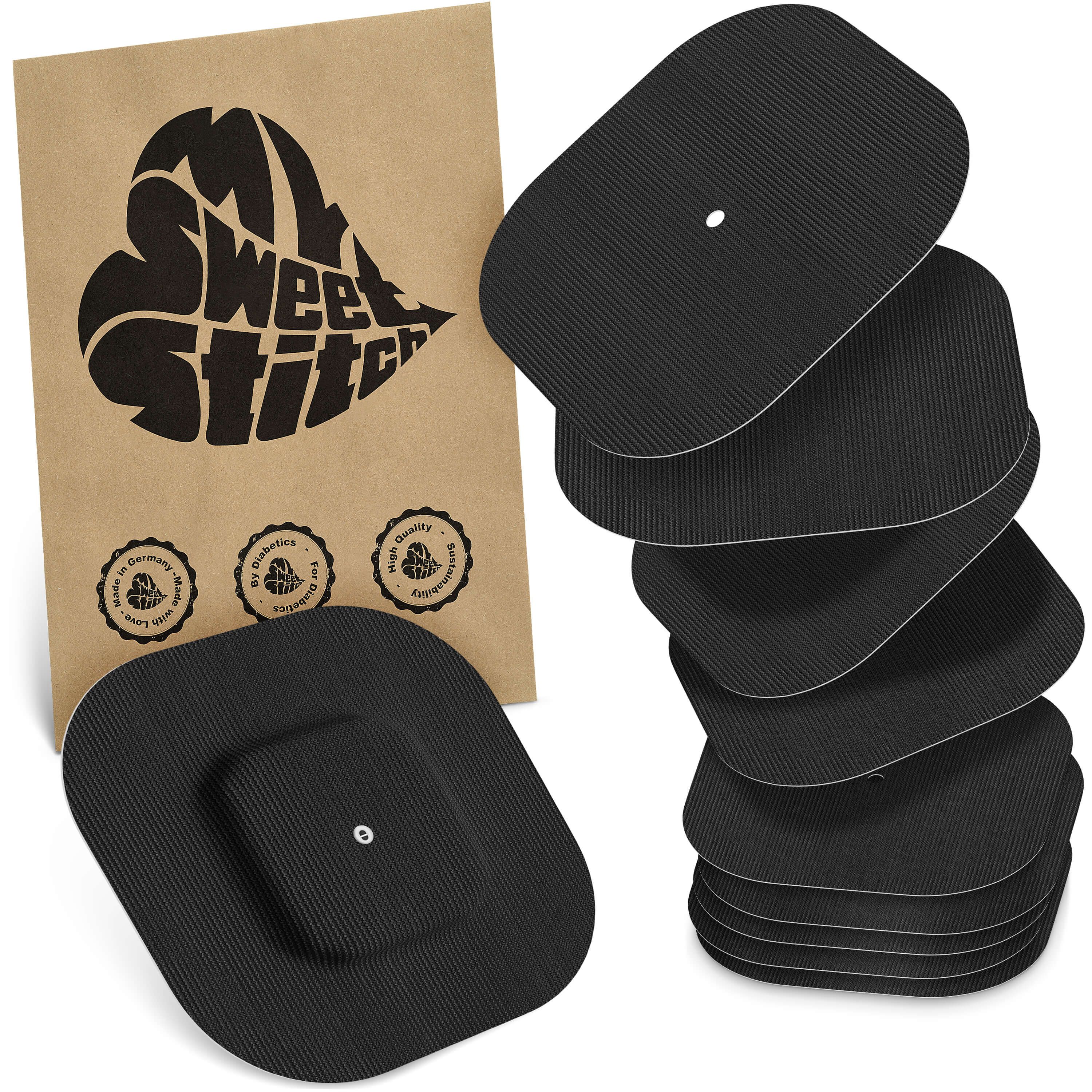 Schwarze, quadratische Pflaster mit geriffelter Oberfläche. Ein brauner Beutel mit Logo und Qualitätssiegeln liegt daneben.