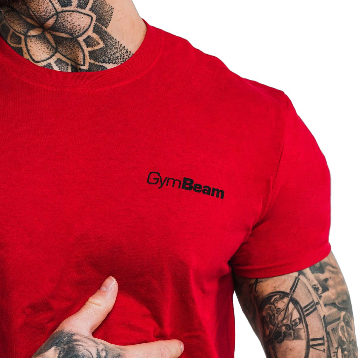 Rotes Basic T-Shirt für Männer mit kleinem schwarzen GymBeam-Logo auf der Brust.
