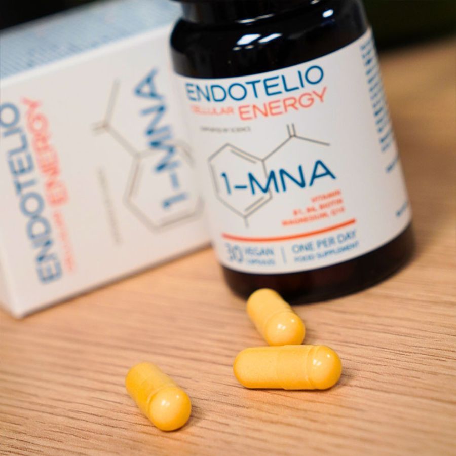 Braune Kapsel-Flasche und Schachtel. Aufschrift: Endotelio Cellular Energy, 1-MNA, 30 vegane Kapseln. Enthält Vitamin B1, B6, Biotin, Magnesium, Q10. 3 Kapseln daneben.