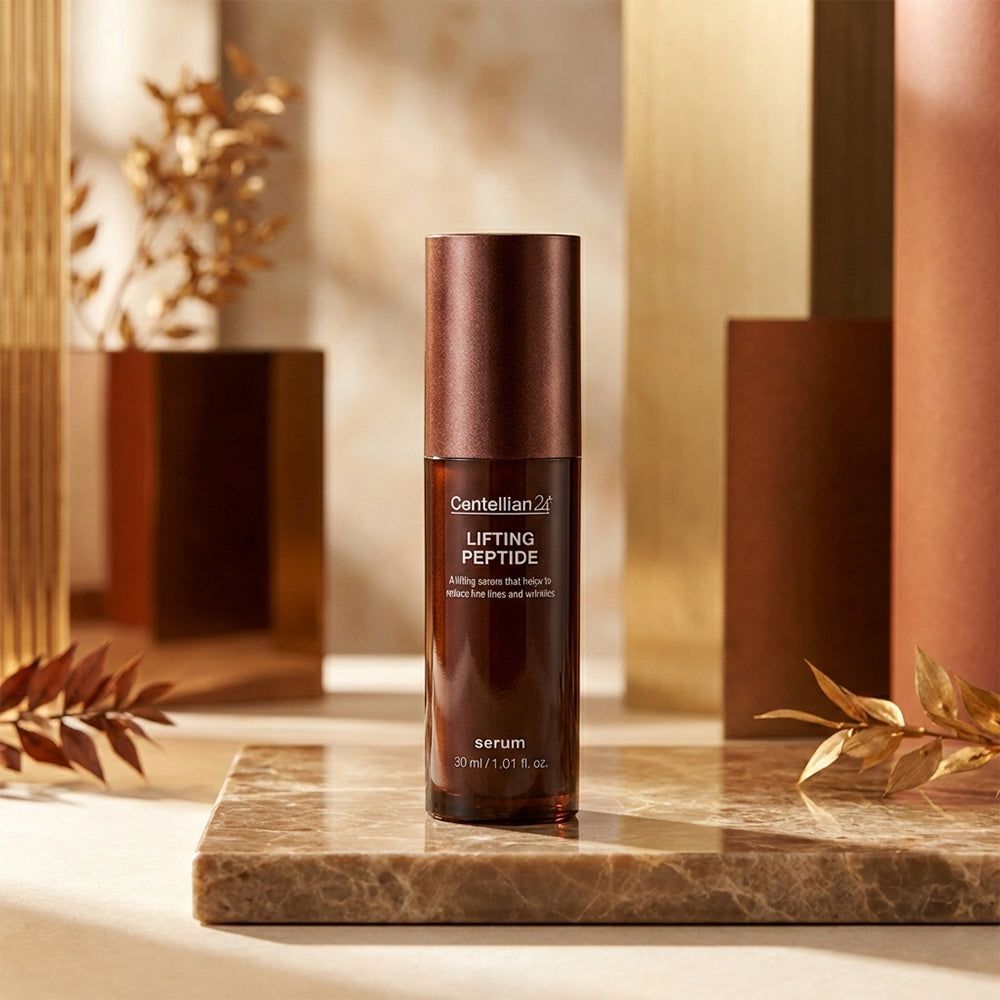 Centellian24 Lifting Peptide Serum Flasche auf Marmorsockel, umgeben von dekorativen Elementen.