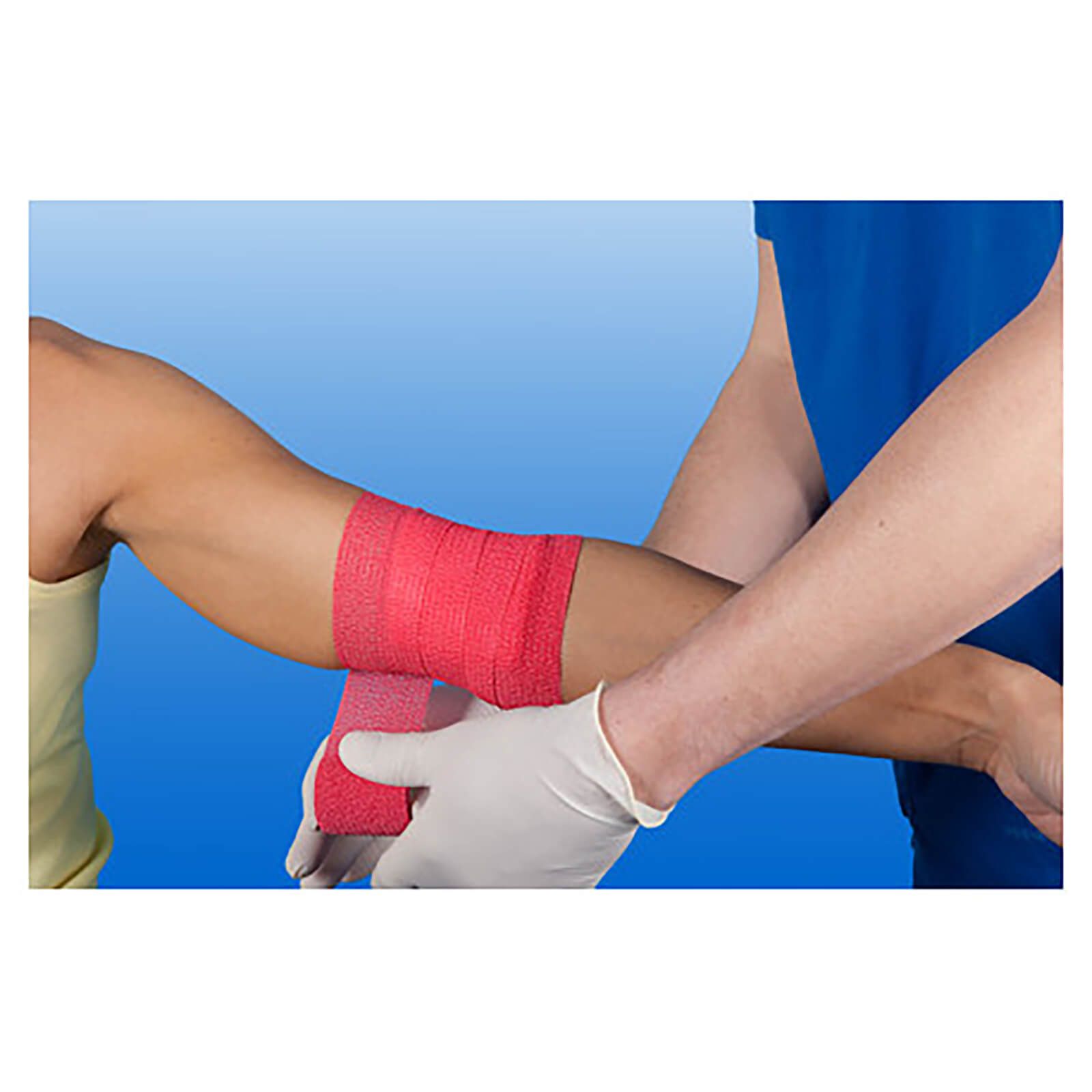 Arm mit roter kohäsiver Kompressionsbinde. Person mit Handschuhen wickelt die Bandage.