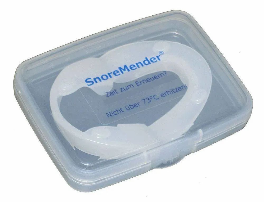Transparente Mundschiene in einer transparenten Aufbewahrungsbox. Text: SnoreMender. Zeit zum Erneuern. Nicht über 73°C erhitzen.