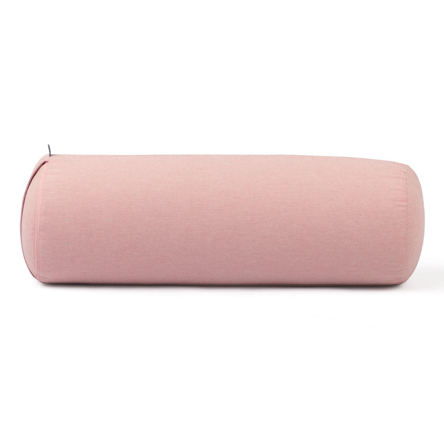 Zylindrisches Yoga-Bolster in Rosa. Aus Stoff. Abgerundete Enden. Liegt auf weißem Hintergrund.