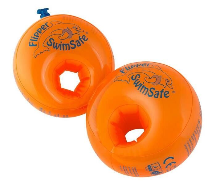 Zwei orangefarbene Schwimmhilfen mit dem Aufdruck "Flipper SwimSafe". Runde Form mit Loch in der Mitte. Blauer Aufdruck.