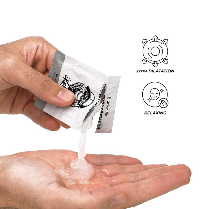 Hand öffnet Sachet Black Hole Anal Extra Dilatation, Gleitgel wird in Handfläche gegeben.
