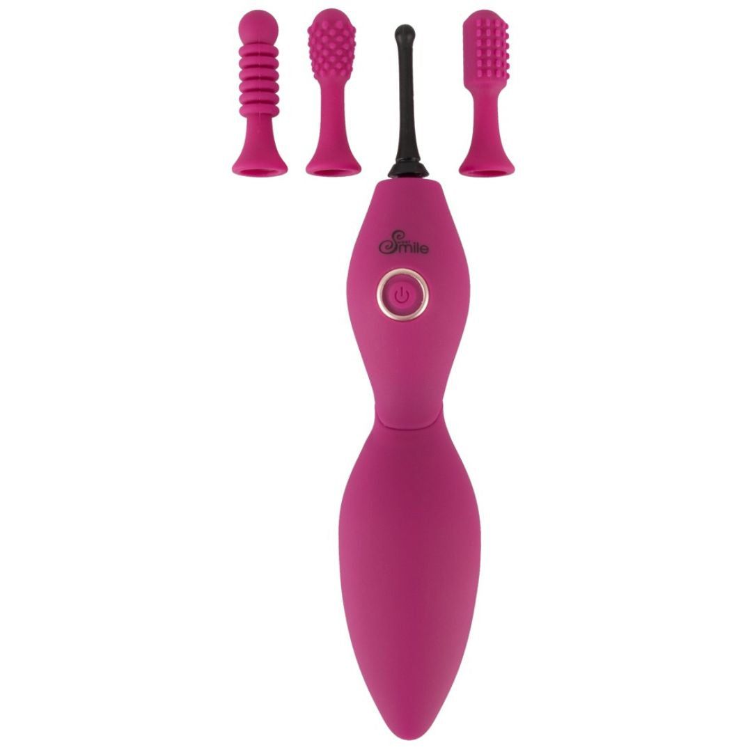 Pinkfarbener Vibrator mit drei Aufsätzen. Der Vibrator hat eine längliche Form mit einem Knopf und einem geriffelten Ende. Aufsätze in verschiedenen Formen.