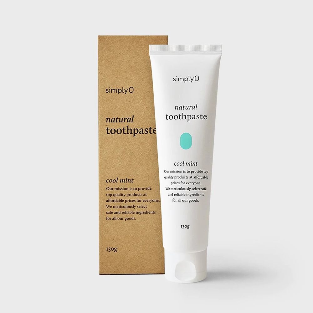 Zahnpasta-Tube und Verpackung. Tube: "simplyO natural toothpaste cool mint". Verpackung: "simplyO natural toothpaste cool mint".