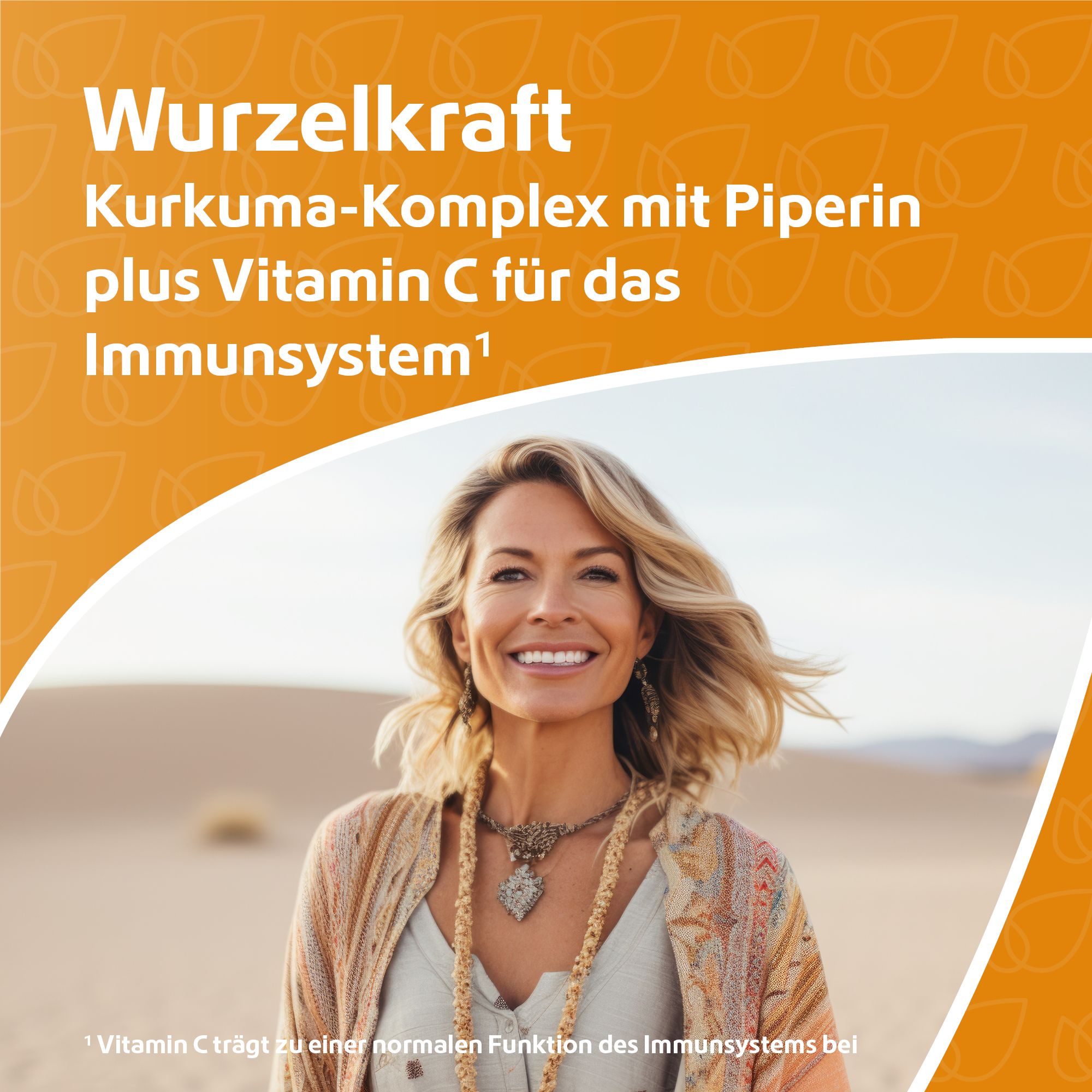Frau lächelt in der Wüste. Text: Kurkuma-Komplex mit Piperin plus Vitamin C für das Immunsystem. Hintergrund orange.
