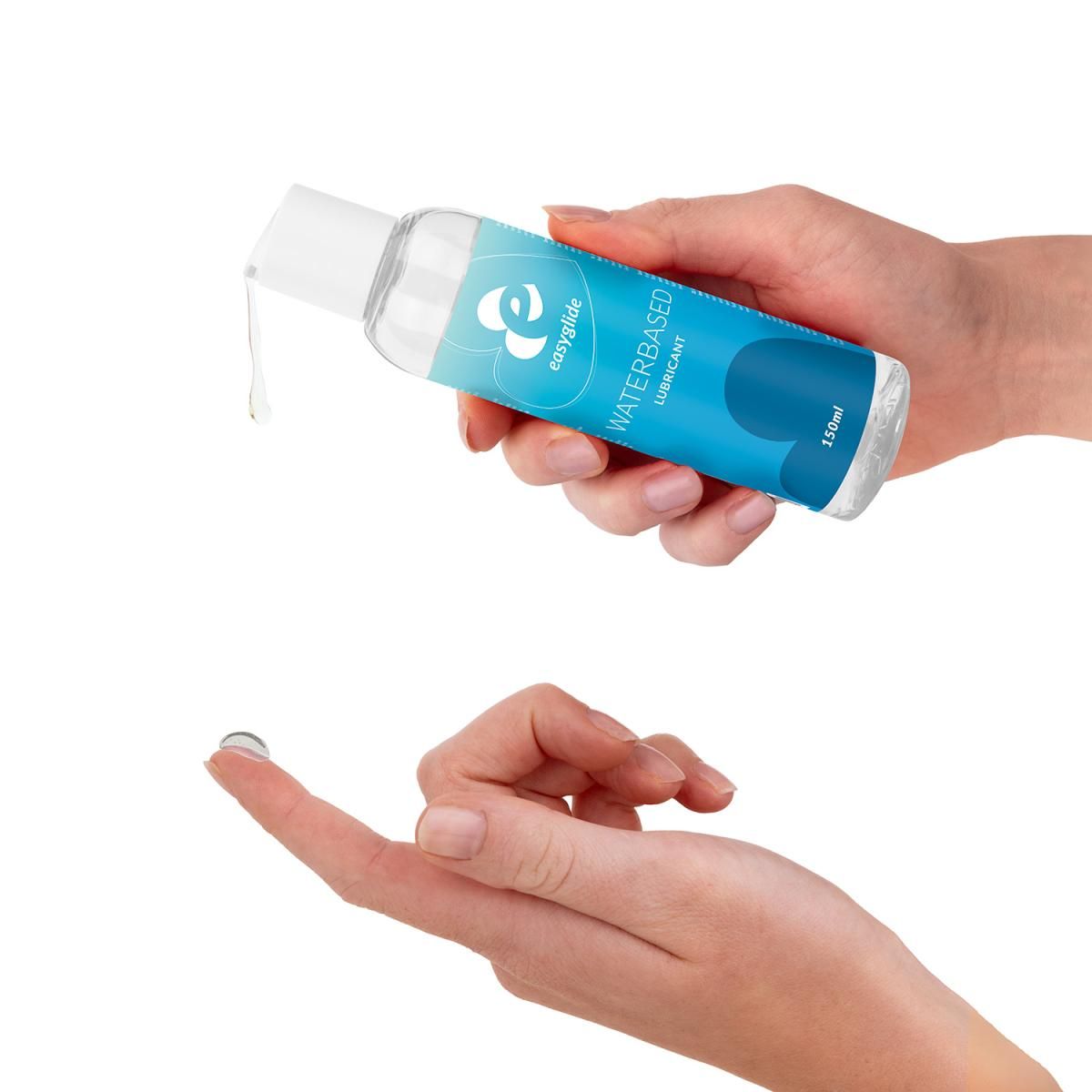 Hände halten eine Flasche mit klarer Flüssigkeit. Ein Tropfen Flüssigkeit fällt auf einen Finger. Aufschrift: WATERBASED LUBRICANT, 150ml.