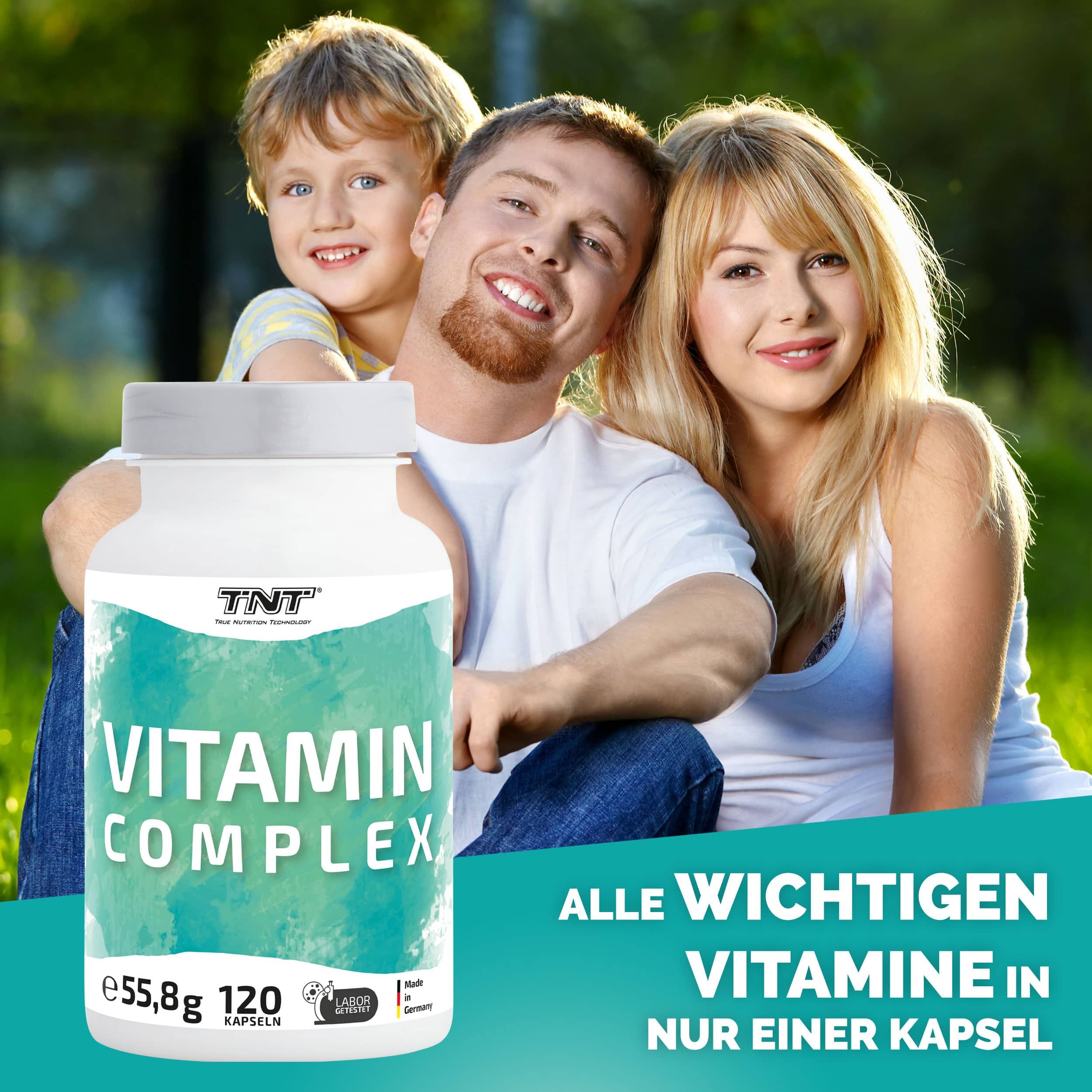 Familie mit Vitamin Complex Flasche. Aufschrift: Vitamin Complex, 120 Kapseln, 55,8g. Alle wichtigen Vitamine in nur einer Kapsel. TNT Logo.