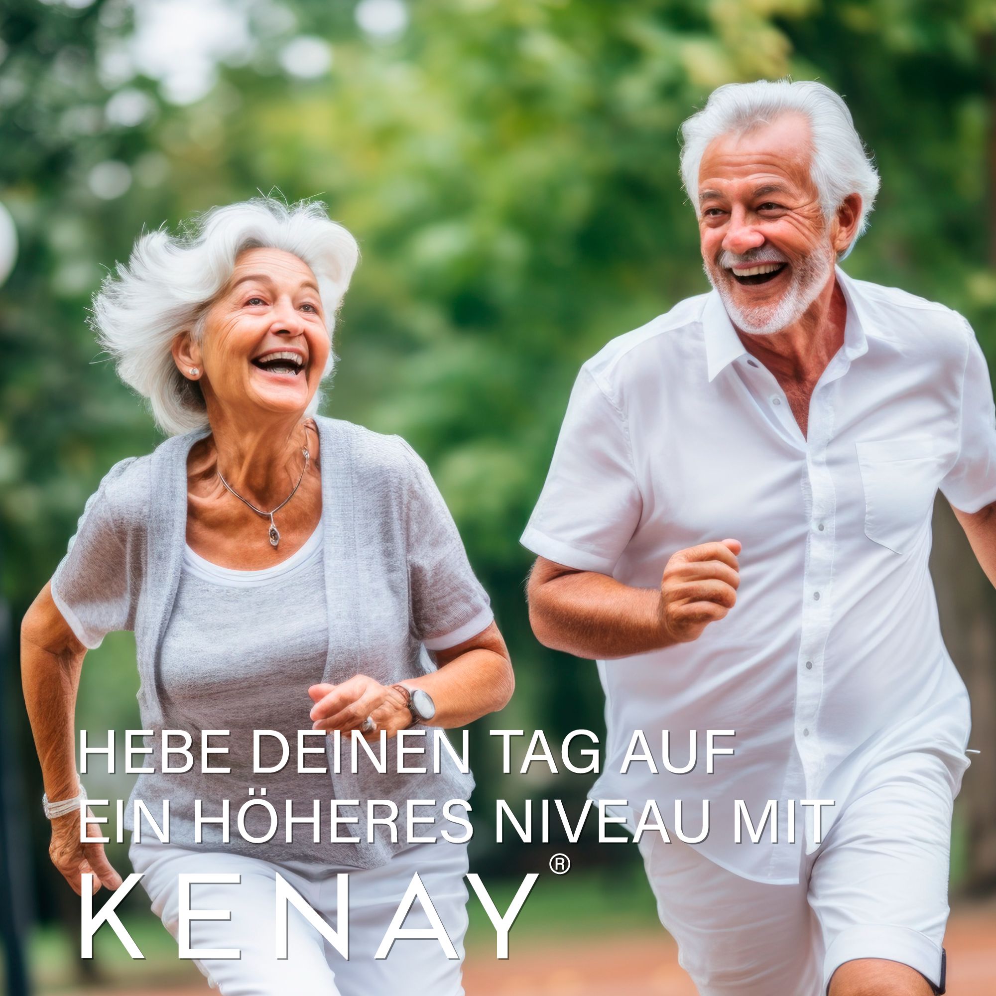 Älteres Paar beim Joggen im Park. Text: Hebe deinen Tag auf ein höheres Niveau mit KENAY.