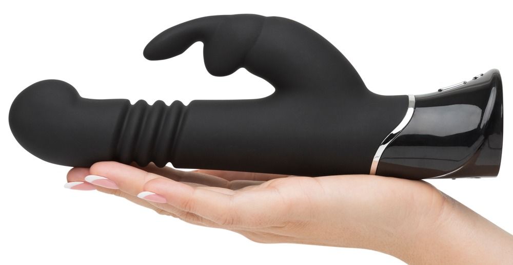 Schwarzer Vibrator mit geripptem Schaft und Hasenohren-Aufsatz, gehalten in einer Hand. Glänzender Sockel.