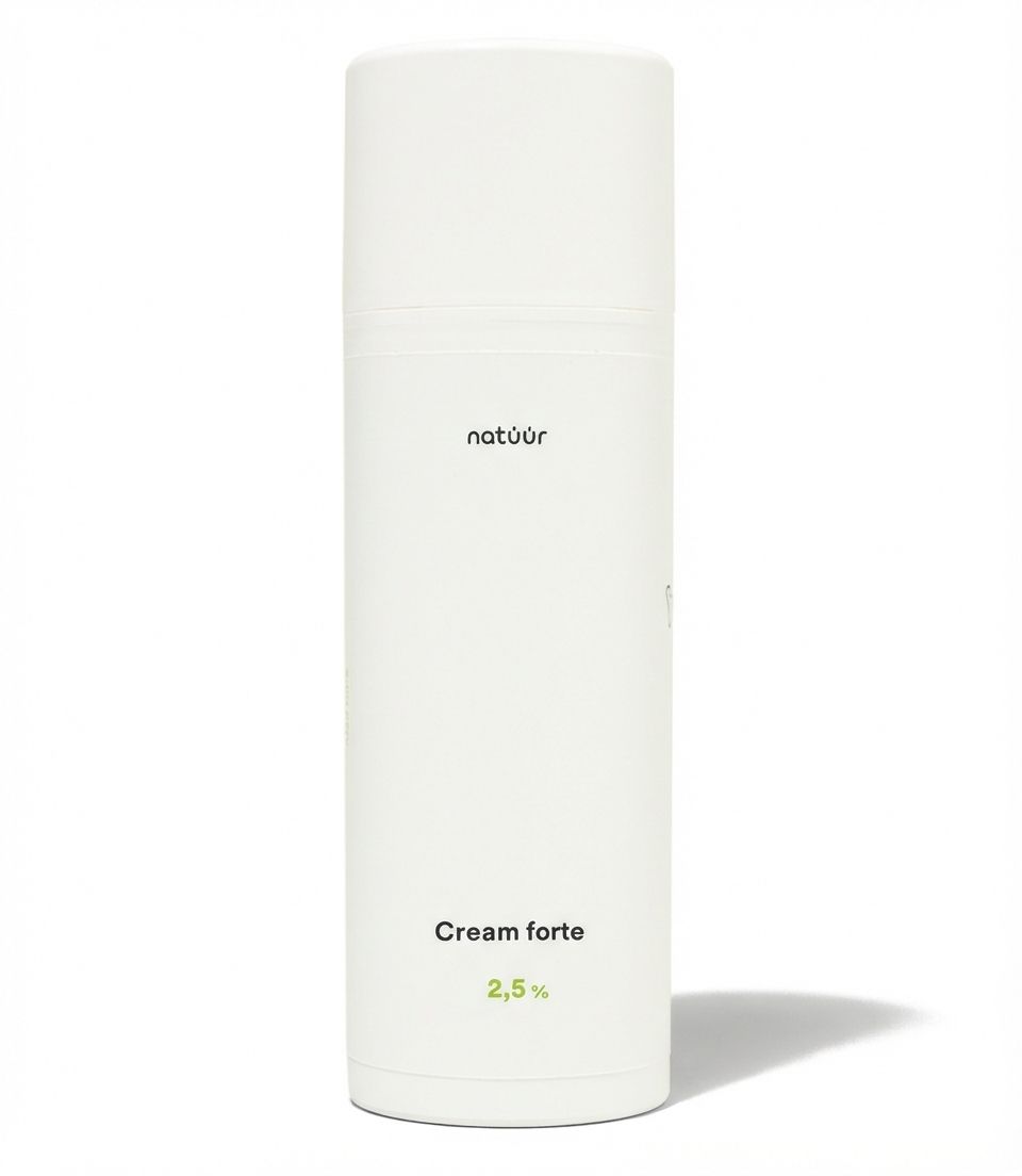 Weiße zylindrische Flasche. Oben steht "natüür". Darunter "Cream forte" und "2,5%".
