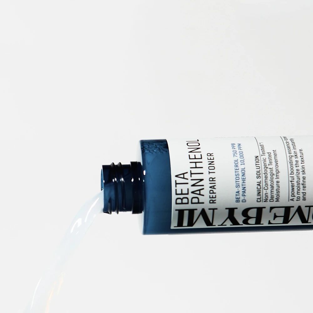 Blaue Tube, aus der Flüssigkeit fließt. Aufschrift: BETA PANTHENOL REPAIR TONER und SOME BY MI. Flüssigkeit ist weiß.