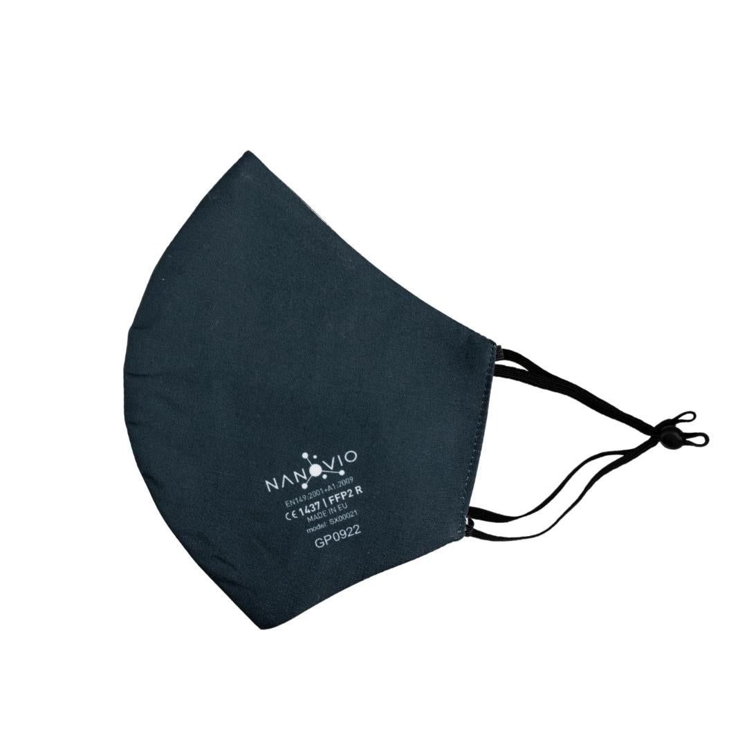 Dunkelgraue Maske mit schwarzen Bändern. Weißes Logo und Text. Text: Nanovio, EN149:2001+A1:2009, CE 1437 | FFP2 R, GP0922.