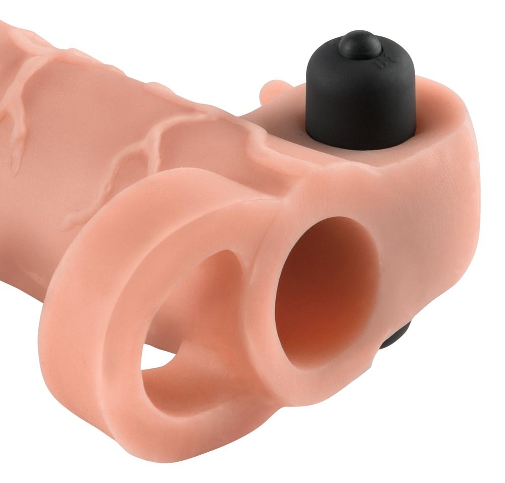 Nahaufnahme der Penishülle mit Hodenring und Vibration. Schwarzer Vibrator-Knopf und Hodenring.