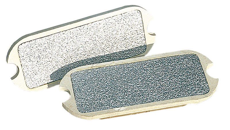 Zwei rechteckige Steigbügeleinlagen. Anti-Rutsch-Oberfläche. Metallrahmen.