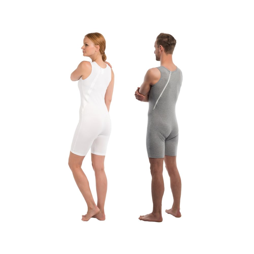 Zwei Personen tragen Pflegebodys ohne Arm. Eine Person in Grau, die andere in Weiß. Beide haben kurze Beine und sind ärmellos. Rückansicht.