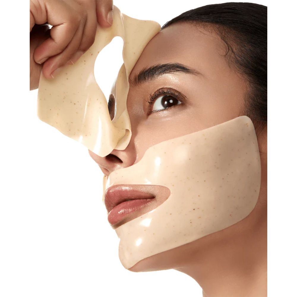 Anwendung der Anua Rice 70 Glow Collagen Mask auf dem Gesicht einer Frau.