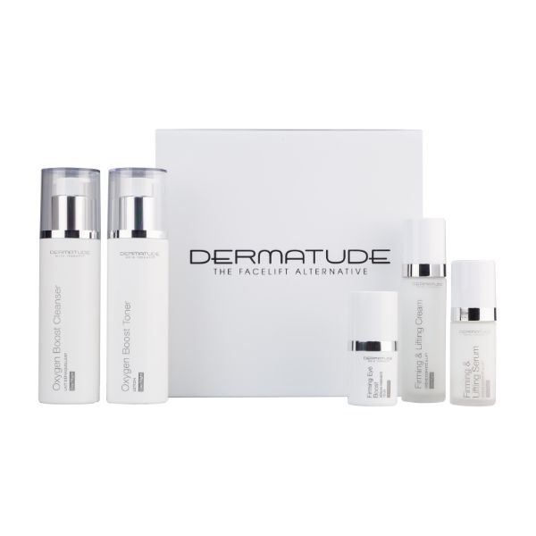Dermatude Hautpflege-Set mit Flaschen für Reinigung, Tonisierung, Creme und Serum.