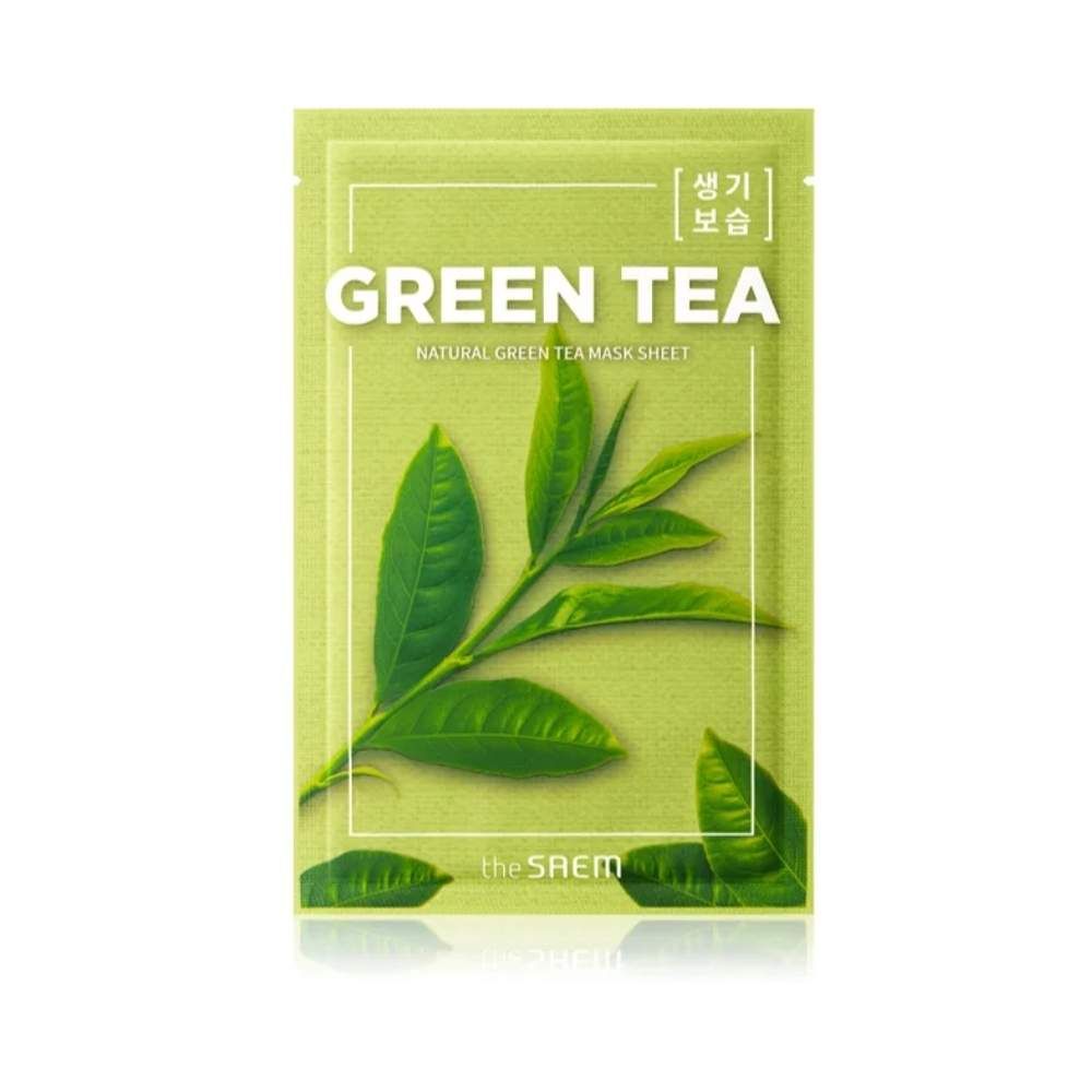 Grüne Maske mit Schriftzug "GREEN TEA" und Teeblatt-Illustration. Marke: the SAEM.