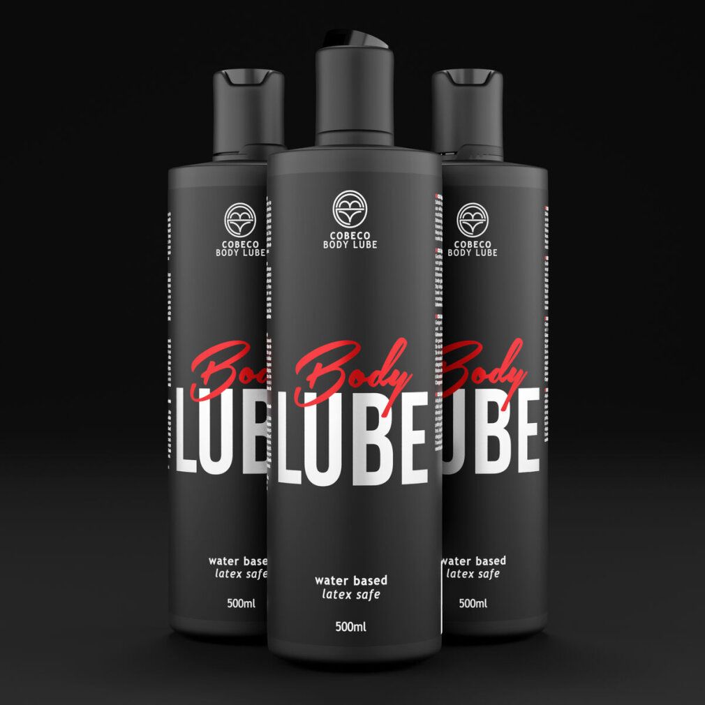 Drei schwarze Flaschen mit schwarzem Deckel. Aufschrift "Body Lube" in Rot und Weiß. "Cobeco Bodylube" und "water based latex safe" sind zu sehen.