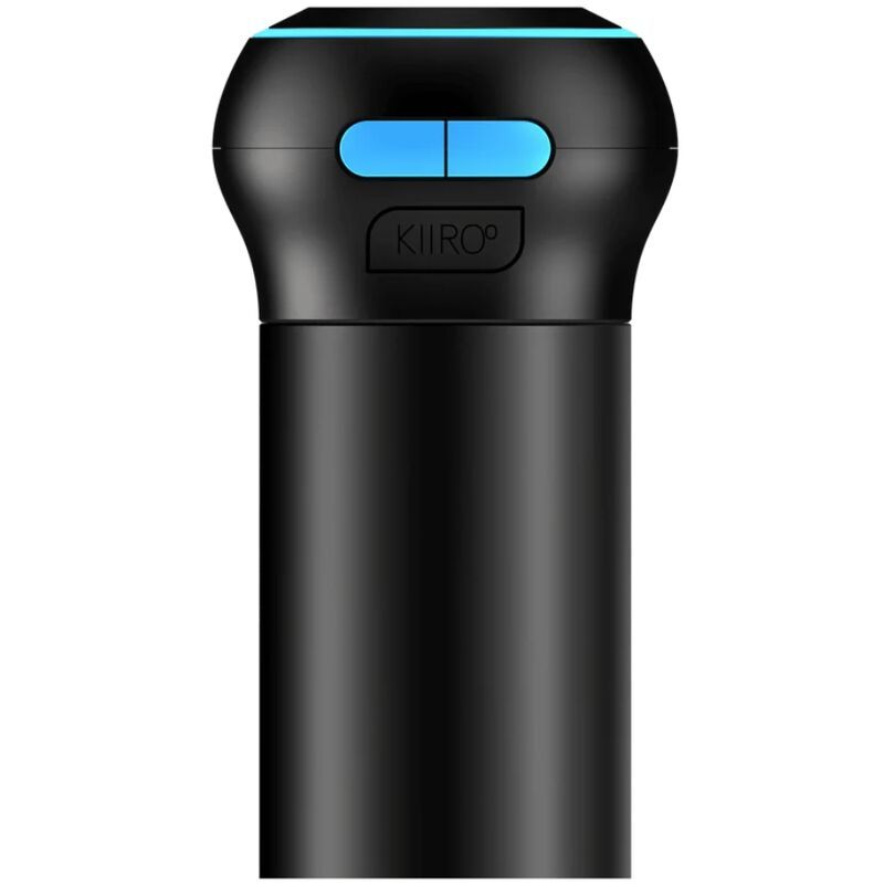 Schwarzes Gerät mit blauem Akzent und zwei Knöpfen. Kiiroo-Logo unten. Blaue LED-Leuchte am oberen Rand. Auf einem länglichen schwarzen Stab.