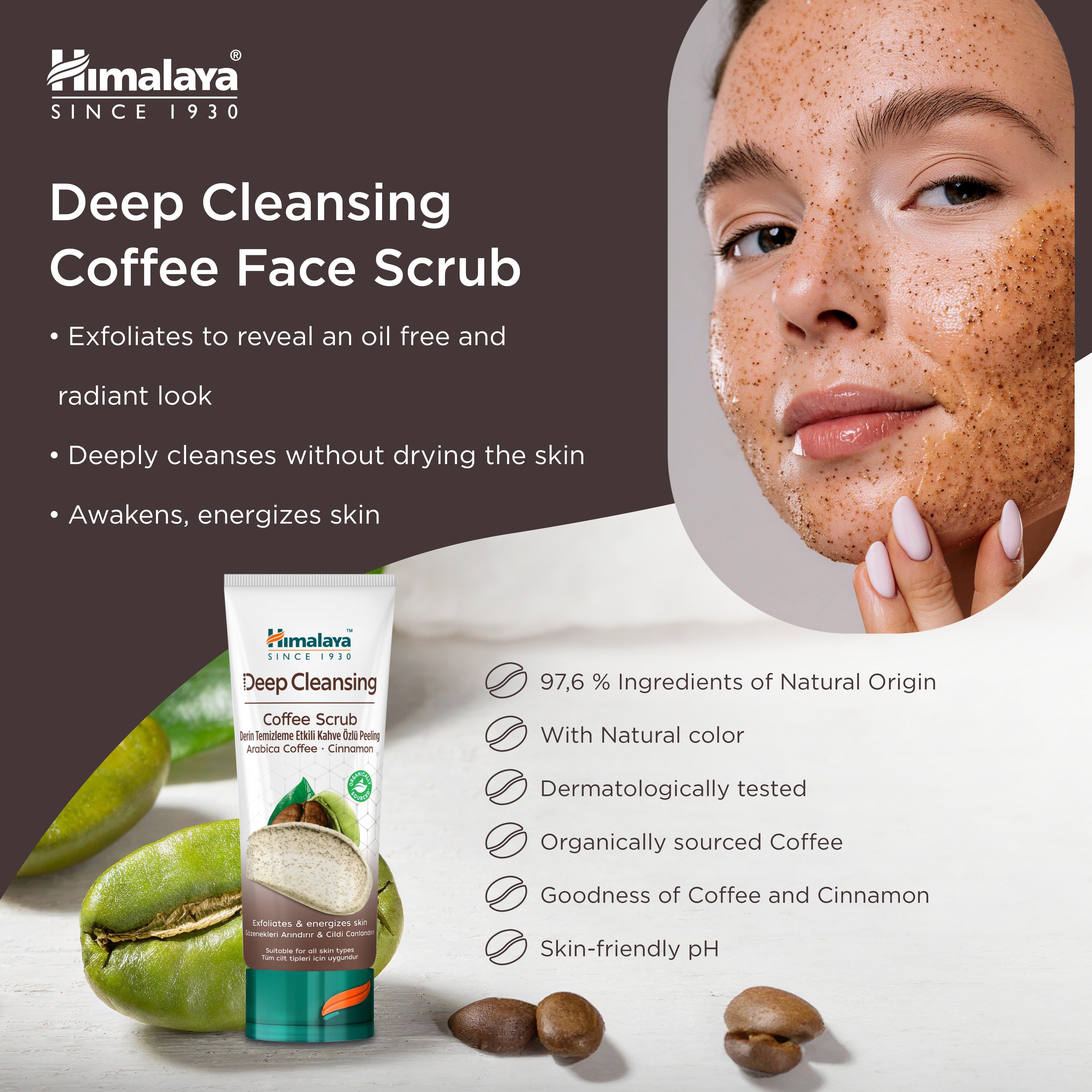 Himalaya Tiefenreinigendes Kaffee-Gesichtspeeling Tube neben Kaffeebohnen und grünen Kaffeekirschen.