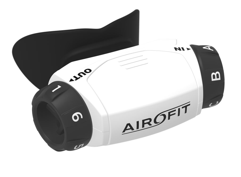 Weißes Atemtrainingsgerät mit schwarzem Mundstück und Einstellrädern für 'IN' und 'OUT'. Marke AIRFIT sichtbar.