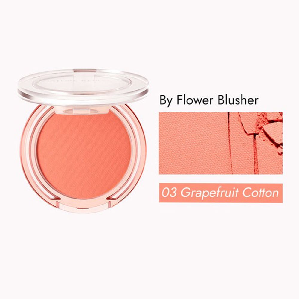 NATURE REPUBLIC By Flower Blusher Blush, rosa. Offener Deckel. Rechts: Detailansicht des Puders. Text: 03 Grapefruit Cotton.