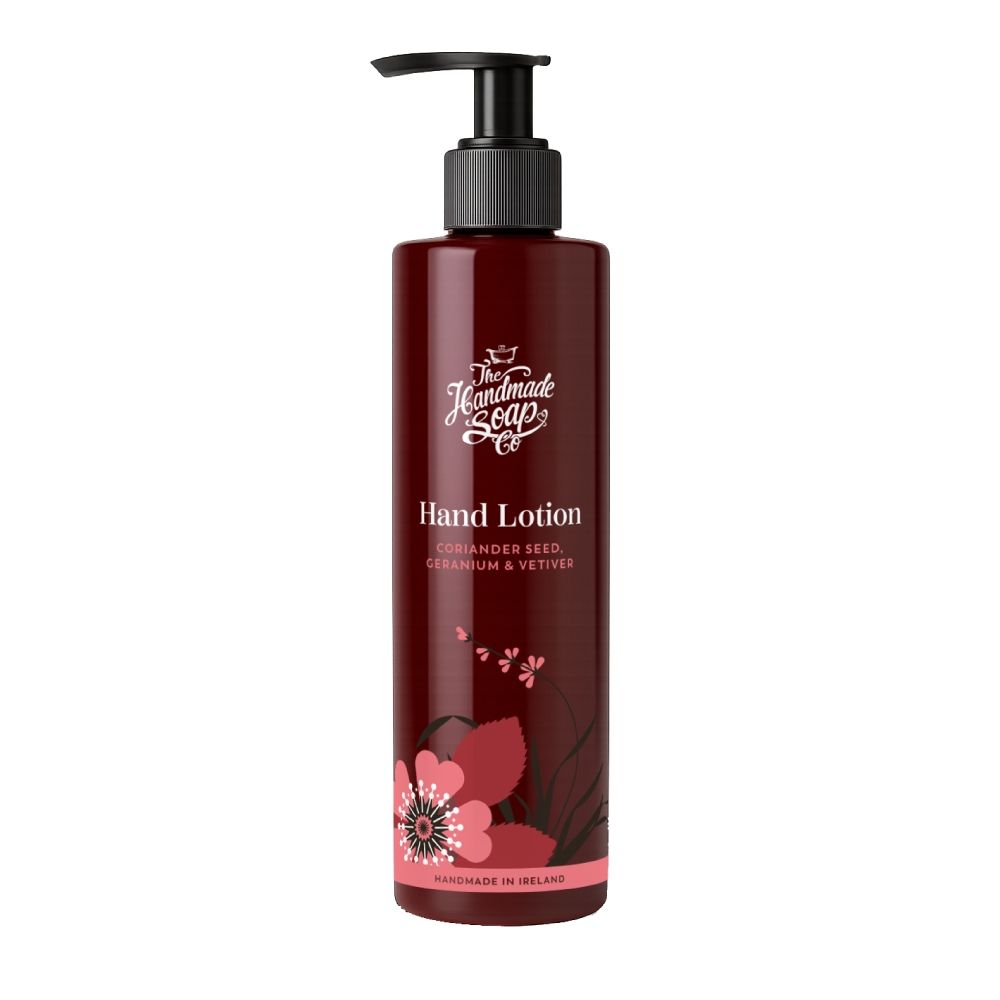 Flasche Handlotion mit schwarzem Pumpverschluss. Aufschrift: Hand Lotion, Koriandersamen, Geranium & Vetiver.