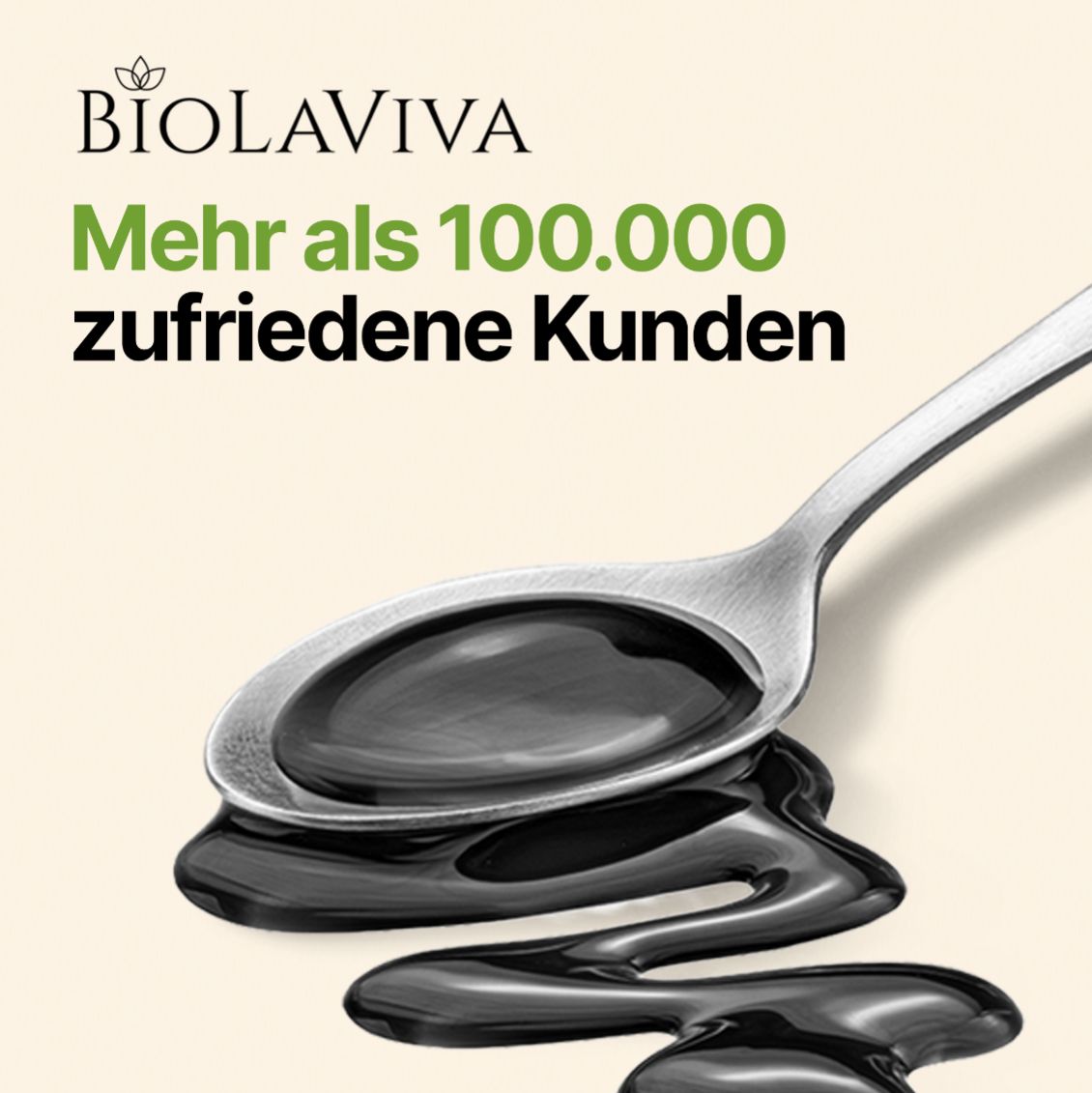 Löffel mit schwarzem Öl. Text: BIOLAVIVA, Mehr als 100.000 zufriedene Kunden. Auf hellem Hintergrund.