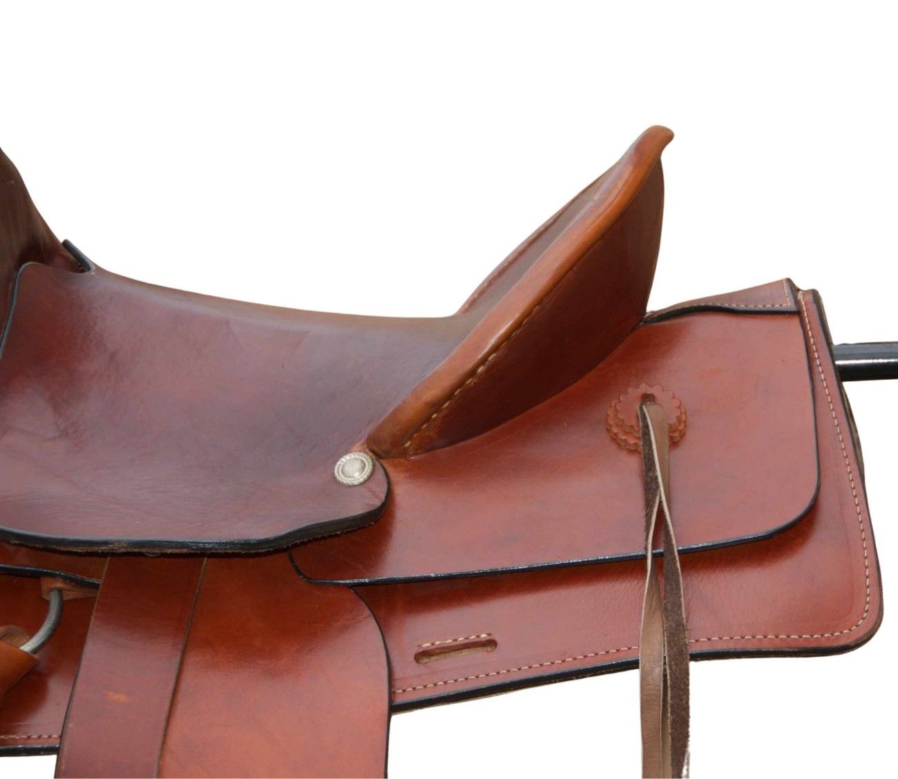 Brauner Westernsattel, Detailansicht. Leder, Steigbügel, Sattelblatt. Hellbraune Nähte. Metallbeschläge.