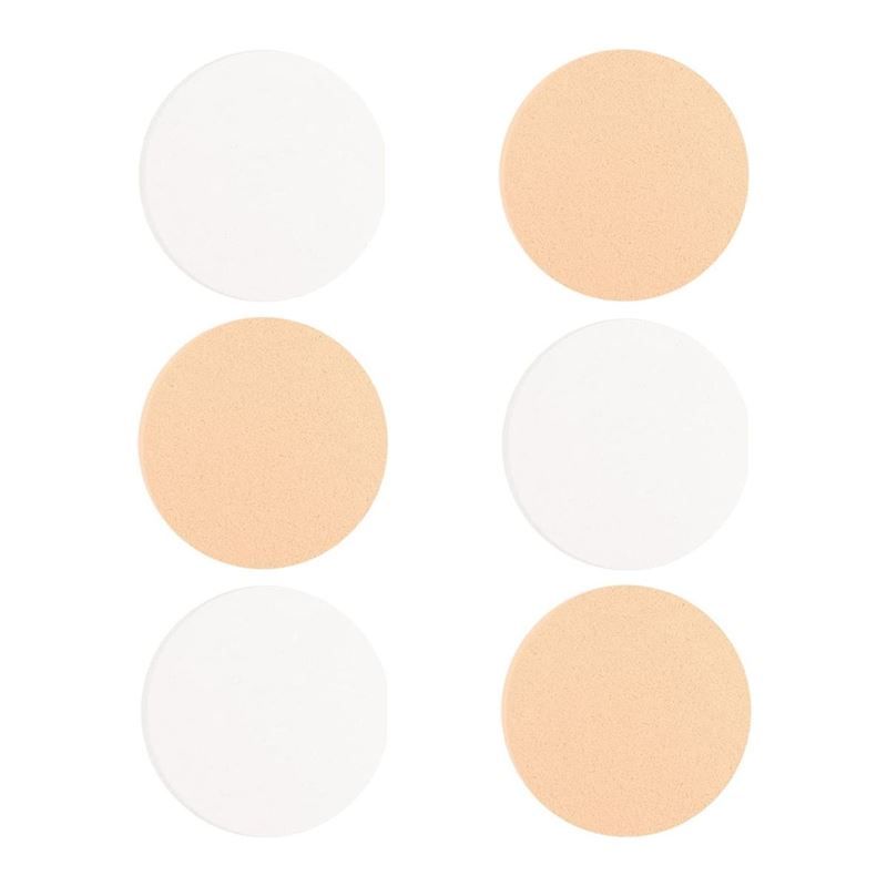 Sechs runde Make-up-Schwämme. Drei sind weiß, drei hautfarben. Alle liegen auf weißem Hintergrund.