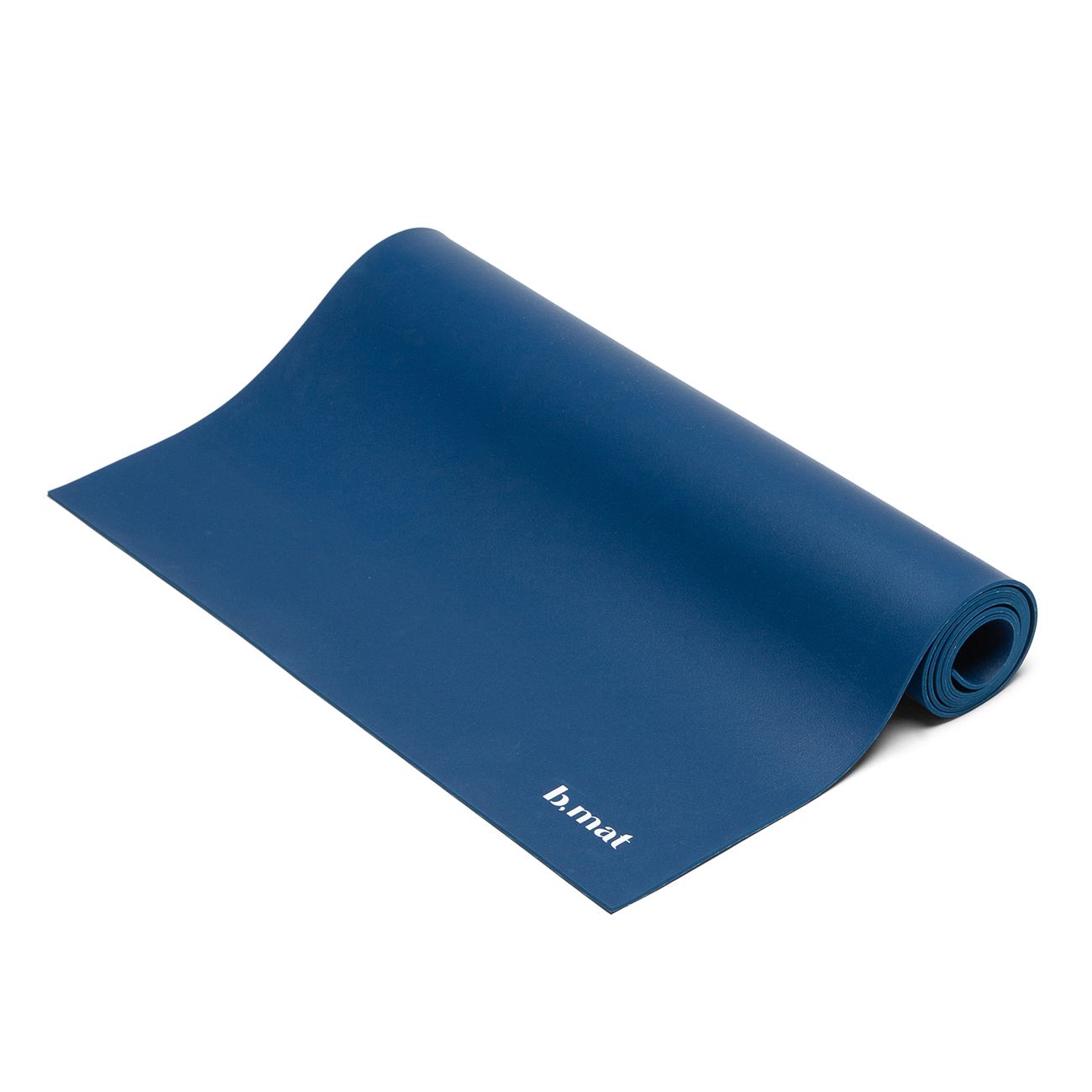 Blau gerollte Yogamatte. Weißer Schriftzug "b.mat".