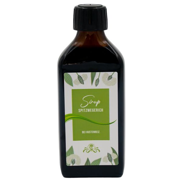 Braune Glasflasche mit schwarzem Verschluss und Etikett. Aufschrift: Sirup Spitzwegerich.