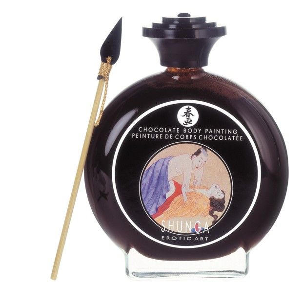 Schwarze Flasche mit Schokoladen-Körpermalerei und einem Pinsel. Das Etikett zeigt ein Paar in intimer Pose.