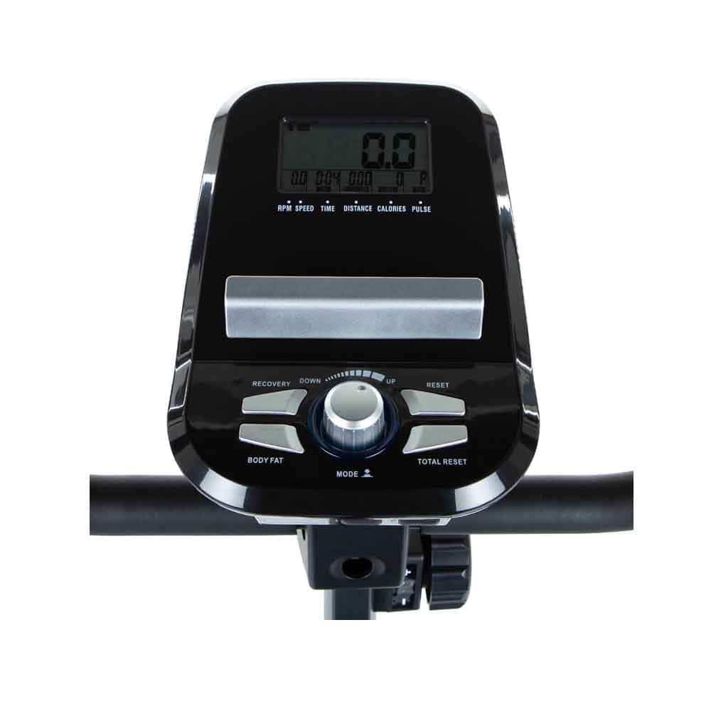 Schwarzes Display mit LCD-Anzeige. Zeigt RPM, Geschwindigkeit, Zeit, Distanz, Kalorien und Puls an. Knöpfe für Funktionen.