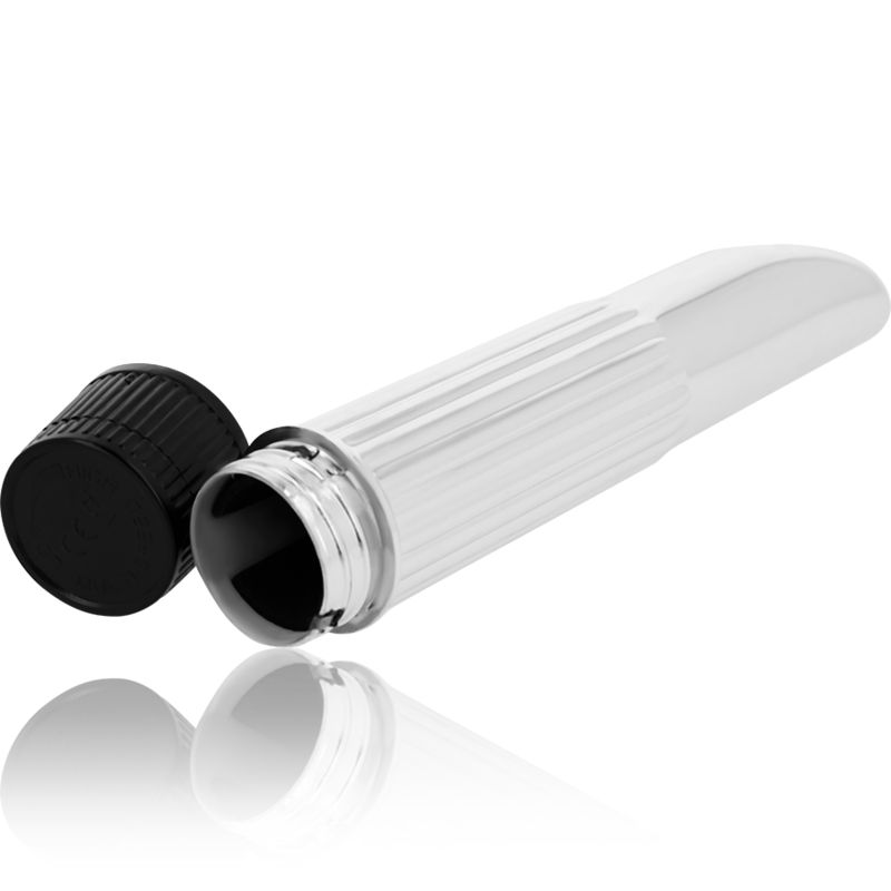 Silberfarbener Vibrator in einer Hülse. Schwarzer Deckel daneben. Hülse mit geriffelter Oberfläche.