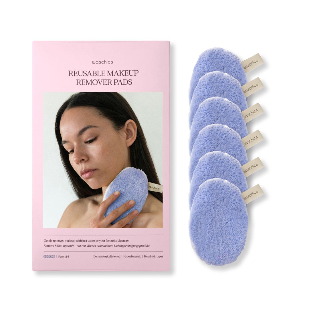 6 blaue Abschminkpads mit Etikett neben Verpackung. Verpackung mit Produktabbildung und Text: REUSABLE MAKEUP REMOVER PADS.