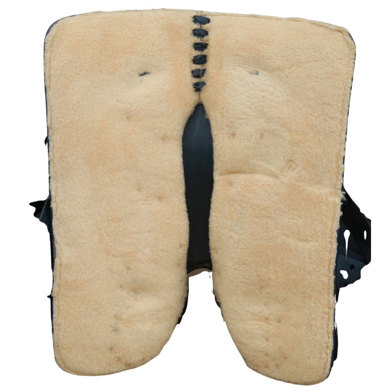 Unterseite eines Westernsattels. Beige Polsterung mit schwarzem Leder umrandet.