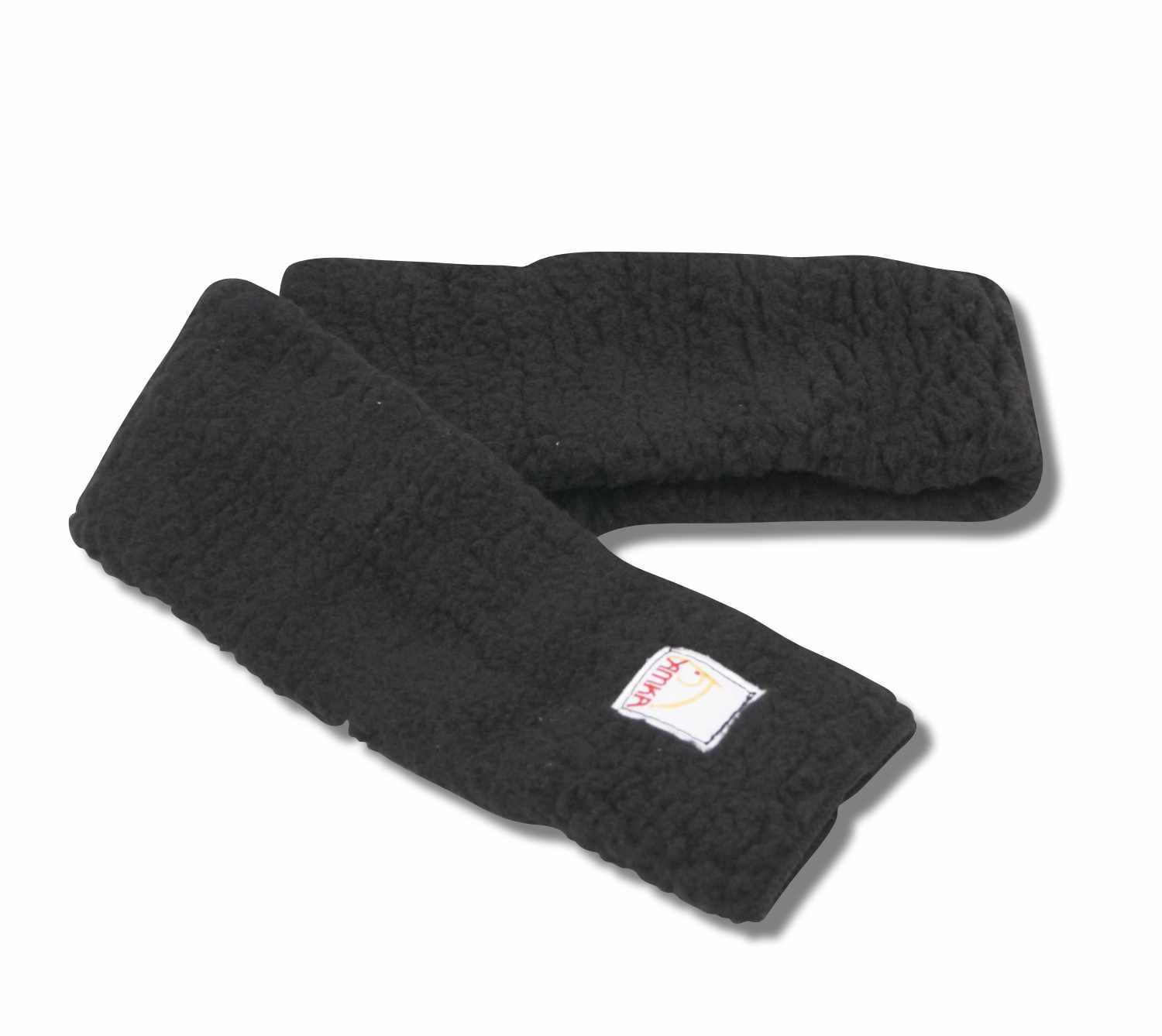 Zwei schwarze Sattelgurtschoner. Flauschiges Material. Weißes Etikett mit Text.