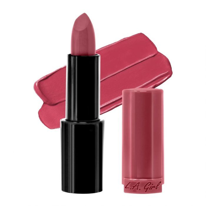 Ein matter, rosafarbener Lippenstift mit schwarzem Schaft und passender Kappe. Daneben ein Farbmuster.