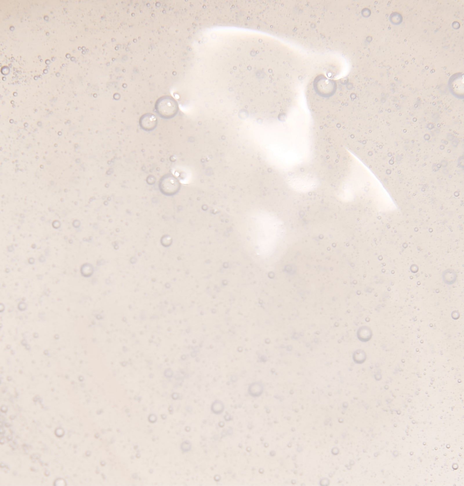 Nahaufnahme einer transparenten Flüssigkeit mit Bläschen. Keine weiteren Details erkennbar.
