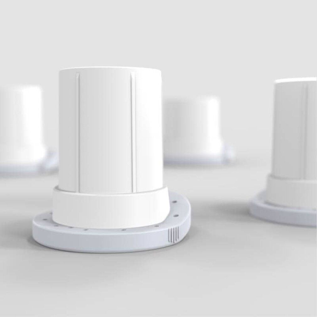 Mehrere weiße, zylindrische Produkte mit geriffelter Oberfläche und grauem Sockel. Der Sockel hat Löcher.