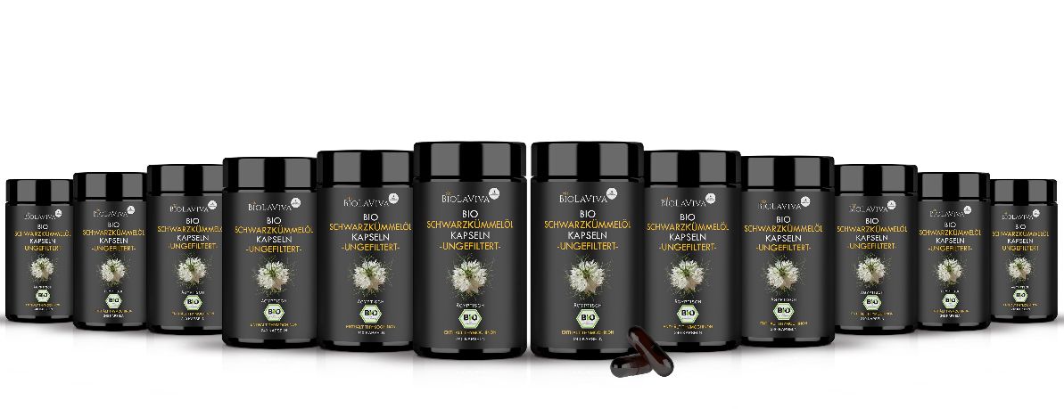Reihe von schwarzen Dosen mit Kapseln. Auf jeder Dose steht "BIO Schwarzkümmelöl Kapseln".